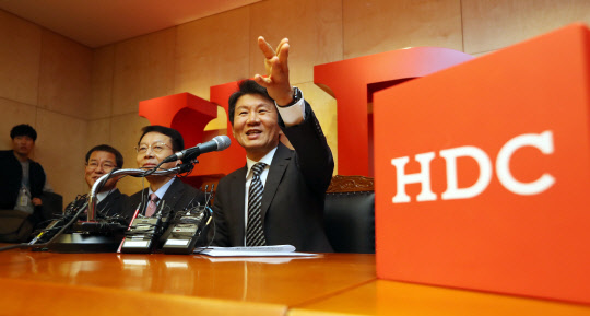 정몽규 "무거운 책임감"  정몽규 HDC현대산업개발 회장(오른쪽)이 12일 오후 서울 용산구에 위치한 본사 대회의실에서 아시아나항공 인수 우선협상대상자 선정 관련 기자회견을 하고 있다.   연합뉴스